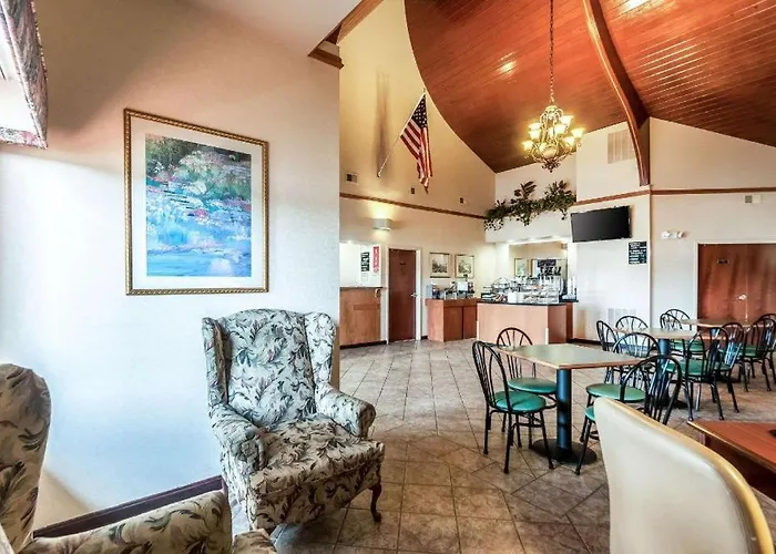Econo Lodge Inn & Suites