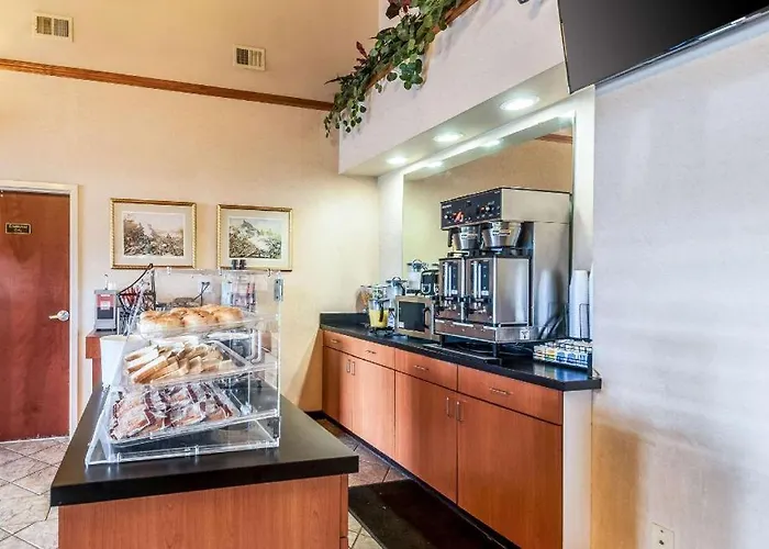 Econo Lodge Inn & Suites